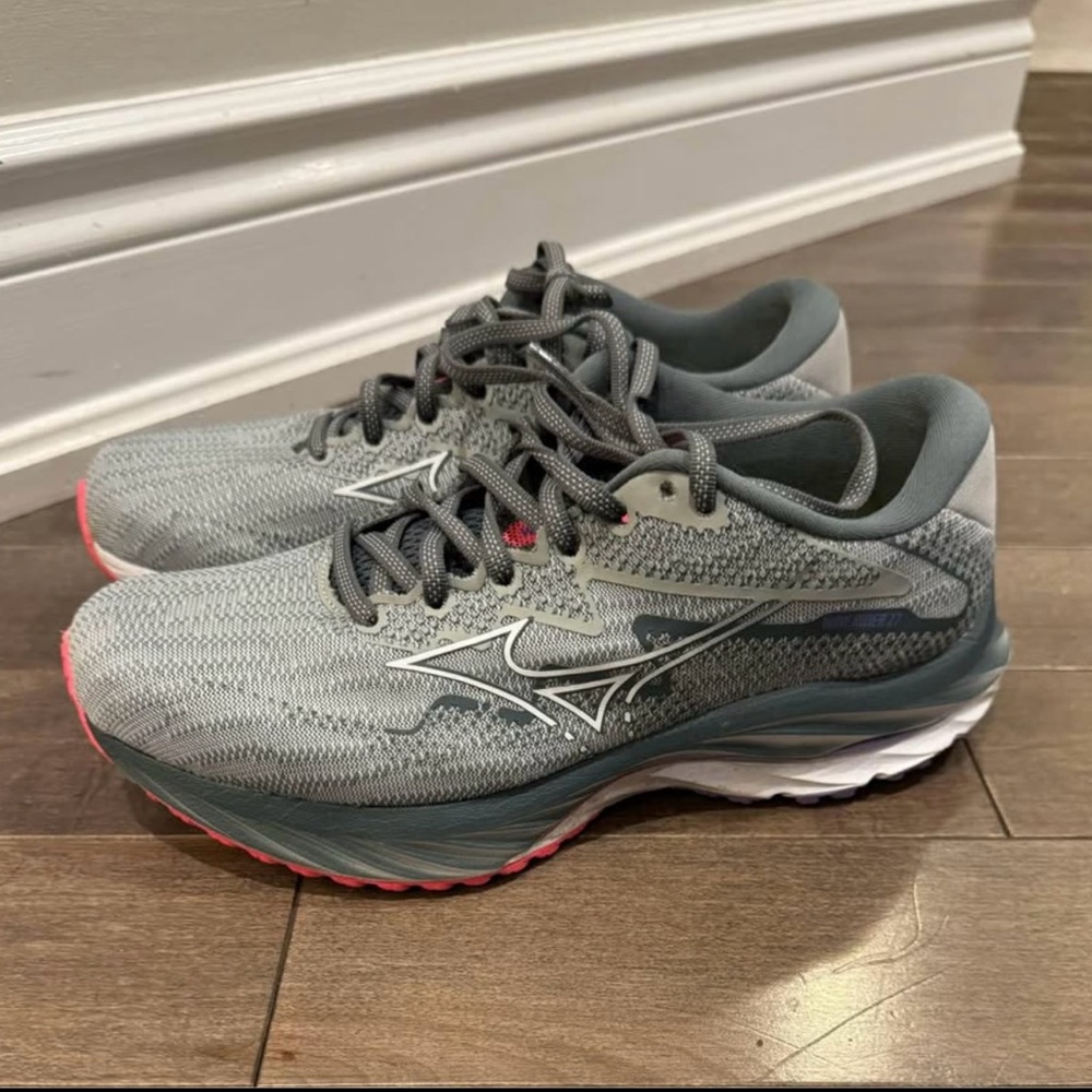 Mizuno Women’s Running Shoe Wave Runner 27 Size 7 W